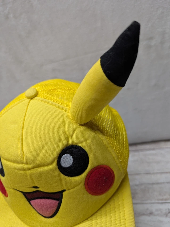 Baseball Hat Pokémon Pikachu SnapBack Trucker Cap OSFM Foto 3 de 4