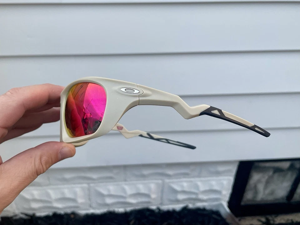 Gafas de sol polarizadas Oakley Lateralis mate arena/rojo Prizm con estuche incluido Foto 4 de 4