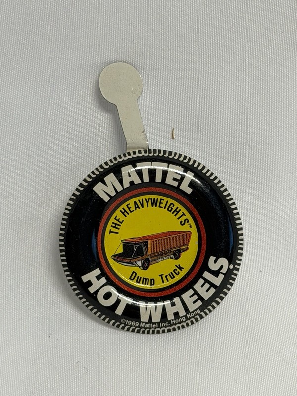 1969 MATTEL HOT WHEELS RED LINE ERA ROUND BUTTON PIN THE HEAVYWEIGHTS DUMP TRUCK