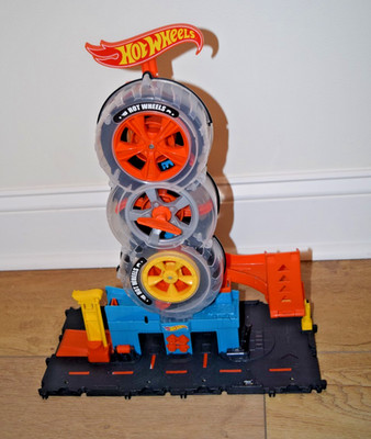 Hot Wheels Toy Car Track Set City Super Twist Tire Shop HDP02 (2021)