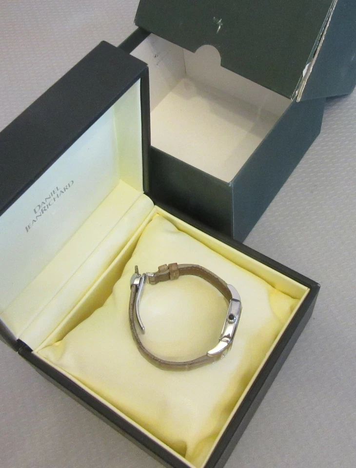 Daniel JeanRichard Grand TV экран женщин часы швейцарский кварц в коробке ссылка 95006 - Изображение 3 из 4