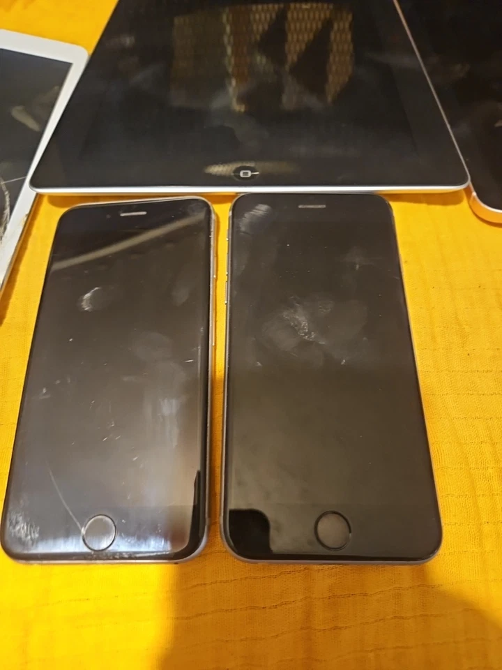 Apple iPhone y iPad Lote de 5 piezas 2 Iphone S y 3 Ipads para piezas solo como está sin probar Foto 2 de 4