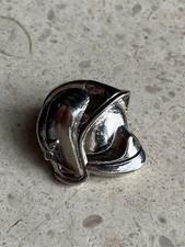 Pin’s Casque Pompier Argenté Relief •