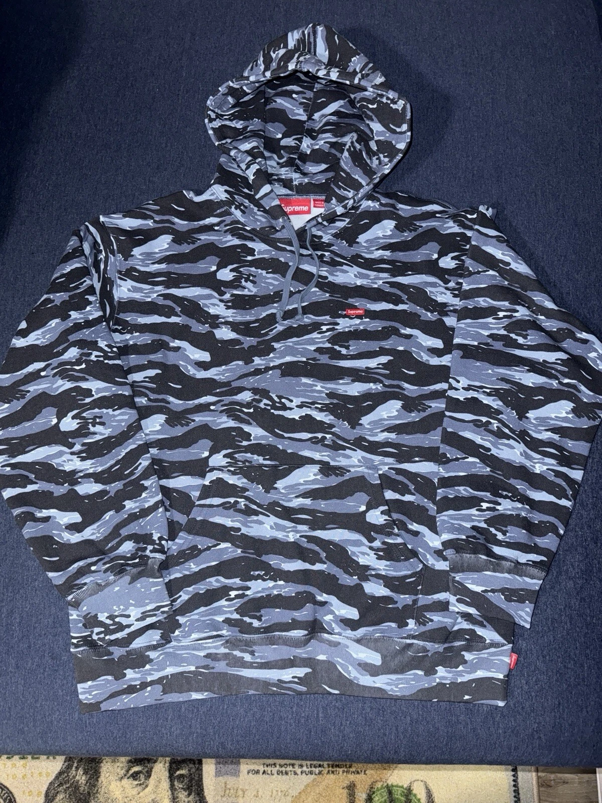 Sweat à capuche Supreme Small Box « Blue Tiger Camo » taille M Fw24