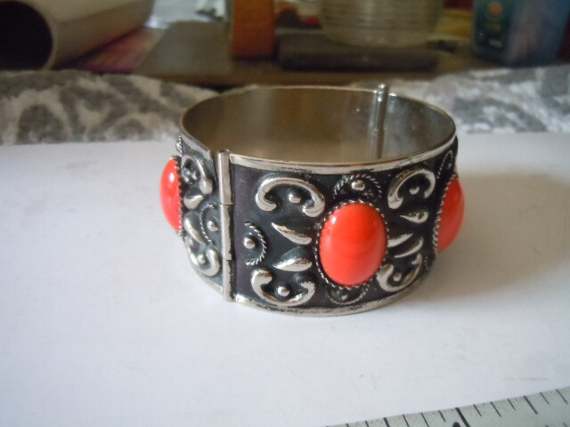 Vintage silver tone hinged embossed bracelet cora… - image 2