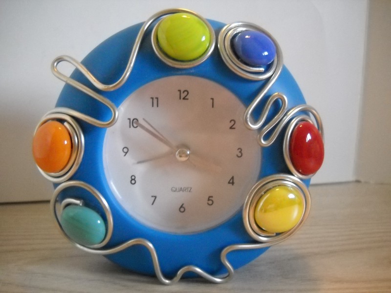 VINTAGE BLUE QUARTZ TABLE ALARM CLOCK SILVERTONE, DECORATIVE DISCS/NOT WORK