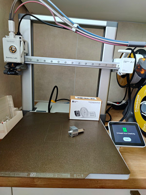 Bambu Lab A1 mit AMS Lite, 0,2 mm Düse, 4 Rollen Filament & 2 Effektplatten
