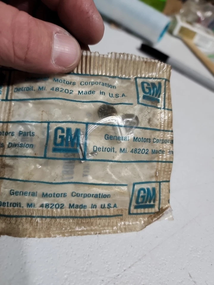 Buick Lesabre 1967-1969 maletero carta "U" OEM GM 4229887 GENUINO sellado Foto 3 de 3