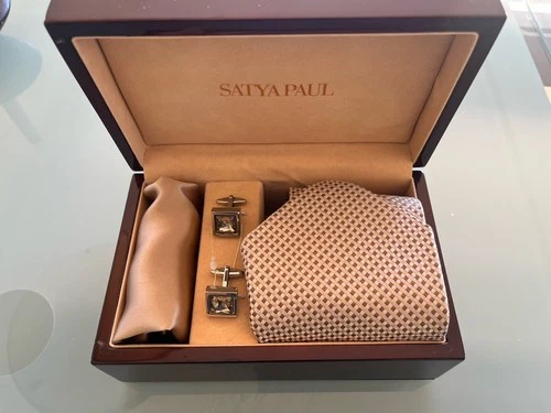 NWT Satya Paul Mens Tie Cuff Links Beige Pocket Square Set in Mahogany Gift Box
