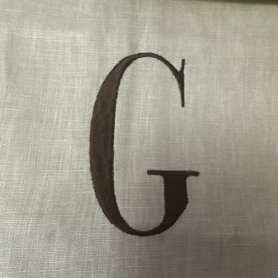 Dos toallas de mano “G” con monograma marrón nunca usadas Foto 2 de 4