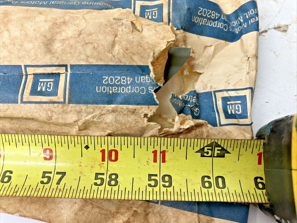 Moldura inferior ventana parabrisas trasero OEM 20339001 1976-79 Chevrolet Nova (Bin99) Foto 3 de 4