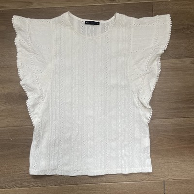 Mohito Women s White Eyelet Flutter Sleeve Top Size M Dainty Spring Summer EUC