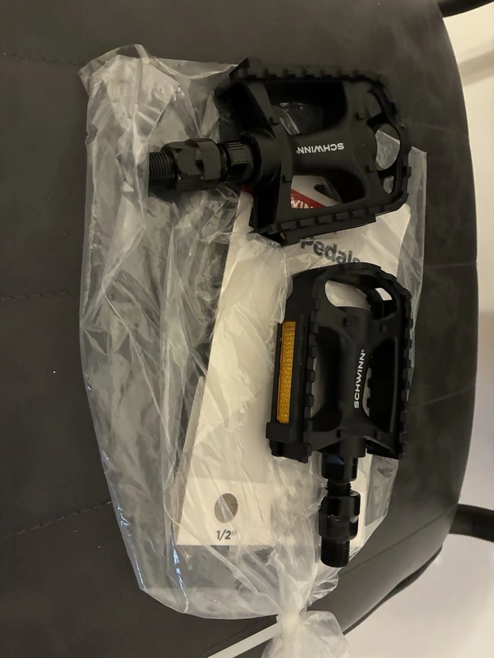 Juego de pedales de bicicleta universales negros Schwinn par de husillos de 1/2" 9/16” SW80246 Foto 2 de 3