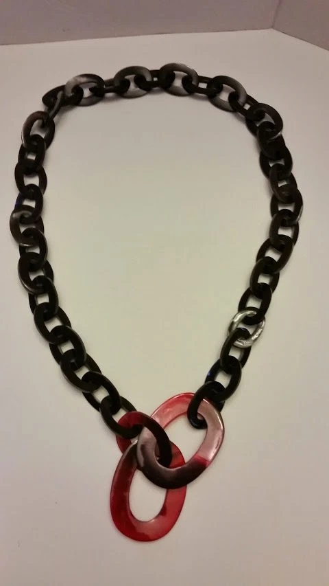 Precioso collar de eslabones de cuerno de búfalo de diseño grueso granate y negro Foto 2 de 4