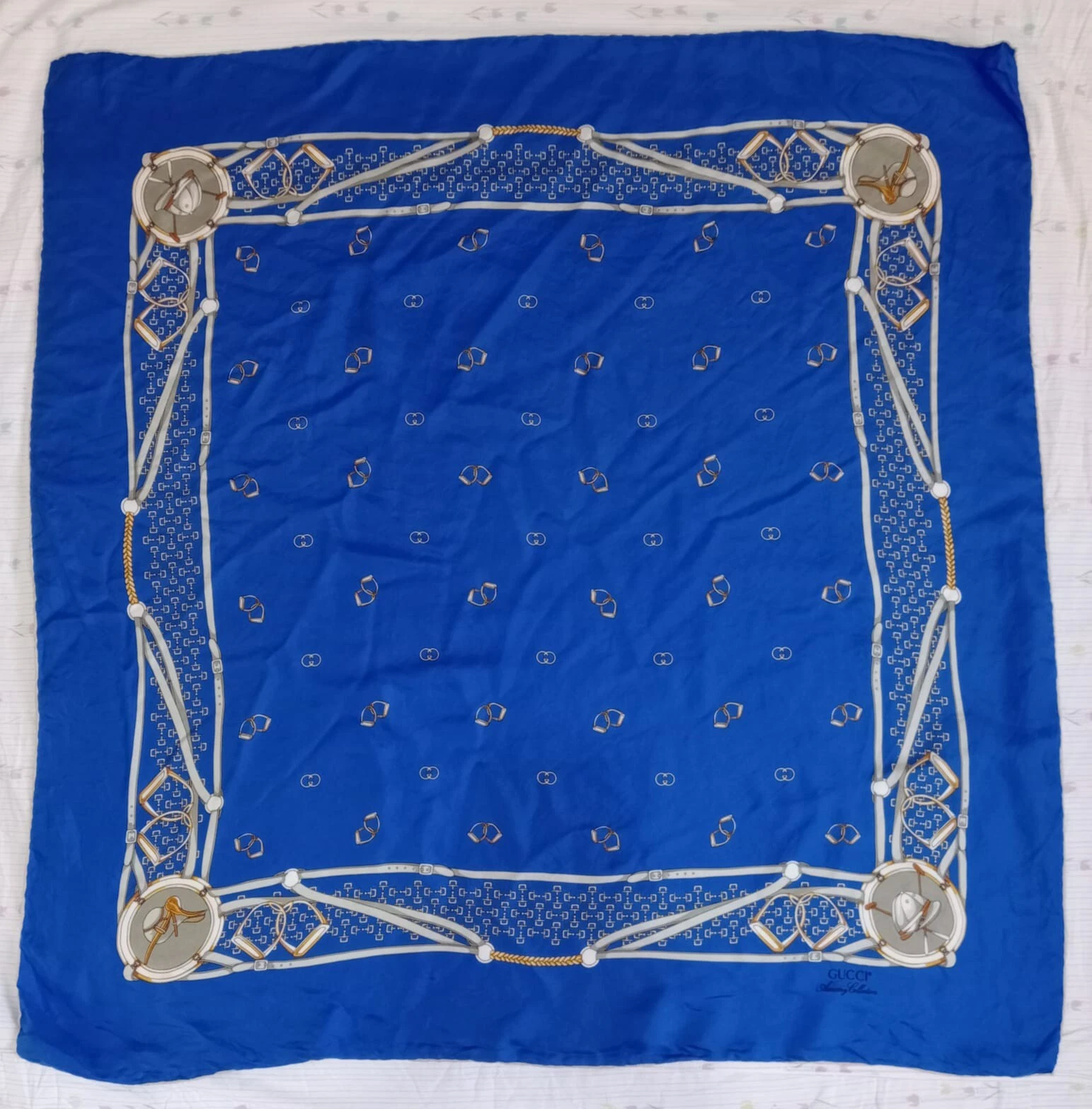 Y# Foulard en soie monogramme GUCCI 33/34 pouces a tirettes et tache