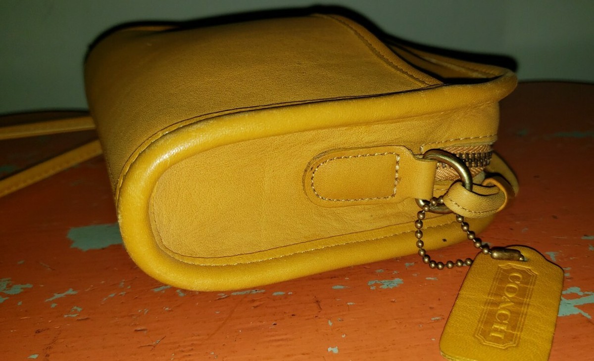 バッグ Rare Color Vintage Coach Yellow Day Pack VINTAGE COACH SHOULDER BAG MUSTARD YELLOW HANDBAG PURSE RARE