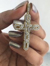 Ciondolo Charm Croce Santa Moissanite Taglio Tondo 1,50 Ct Placcato Oro Giallo 14K