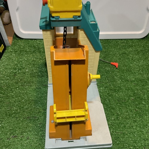 Vintage 1976 Fisher Price Little People LIFT AND LOAD DEPOT #942 Playset Only - Picture 3 of 15