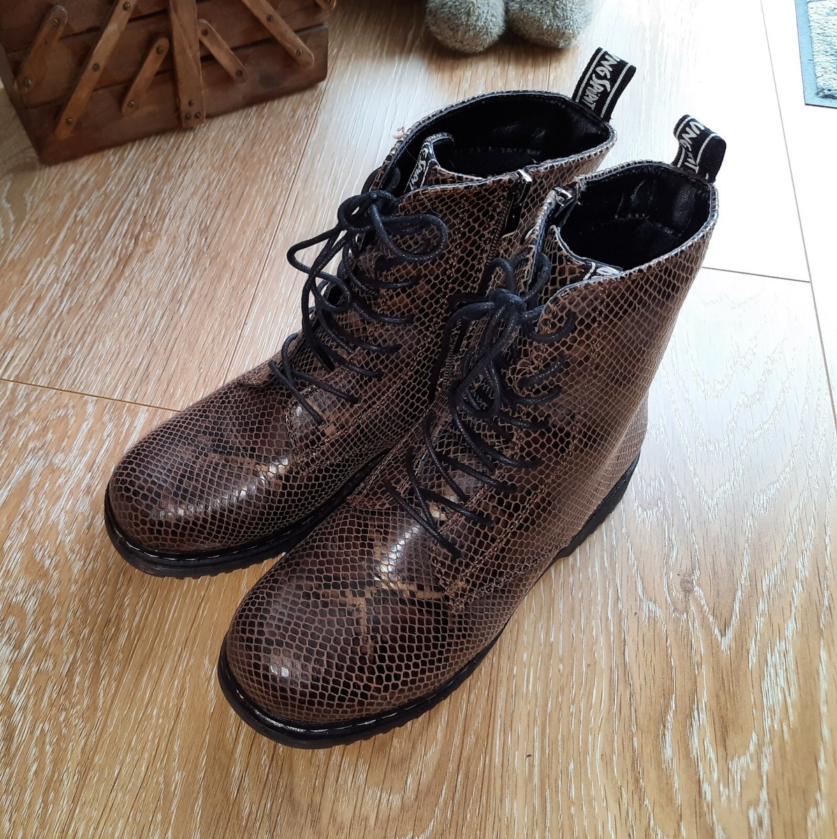 Damen Schuhe Kurz Stiefel Braun Reptil Optik Stiefeletten Young