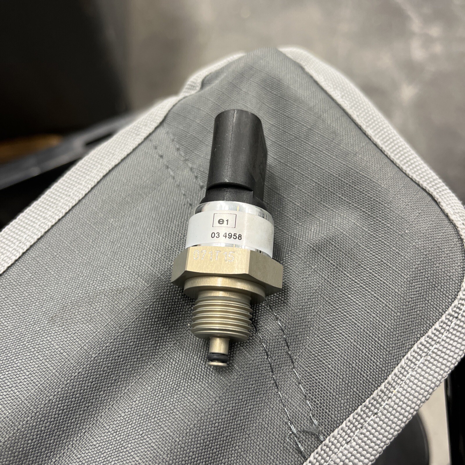 Genuine OE Pressure Sensor MERCEDES A0061537428 10301026 for sale 
