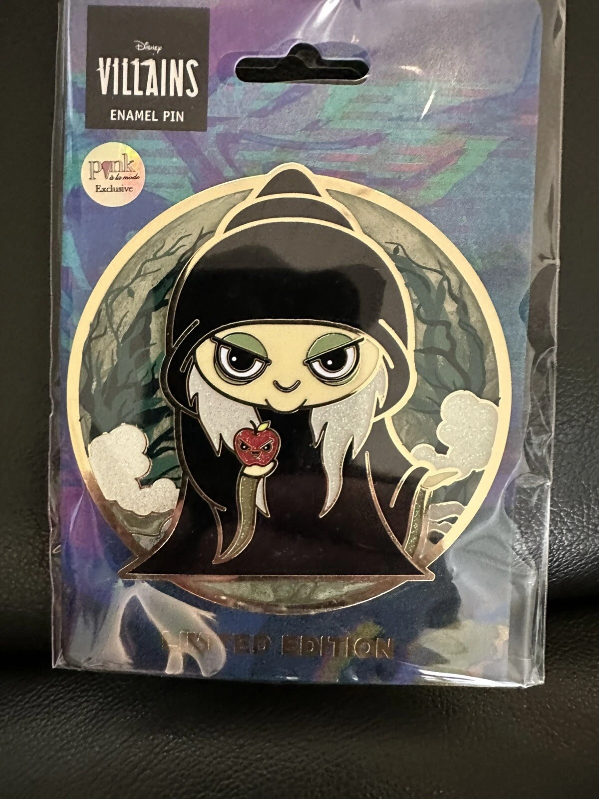Disney Pink a la Mode Villains Medallion Series Evil Queen Old Hag LE 250 Pin