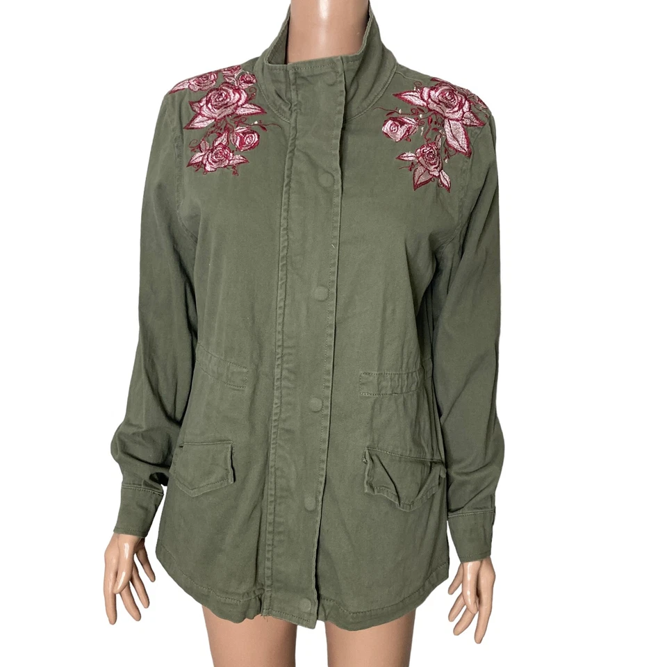 Chaqueta Mi Ami Mujer Mediana Verde Ejército Bordada Rosa Hombros Foto 3 de 4