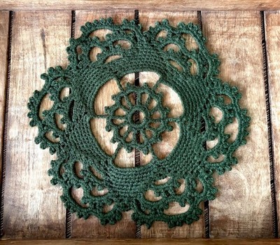 Vintage handgehäkeltes Deckchen Waldgrün Wolle rustikal / Herzstück 26,5 cm