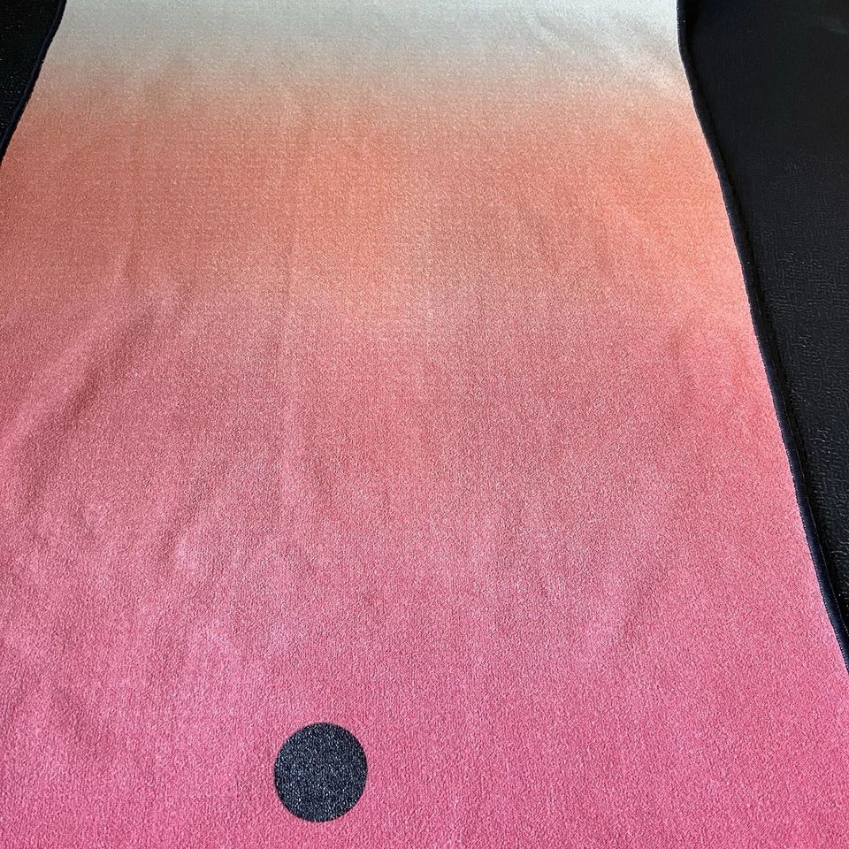 Manduka Yogitoes Skidless Hot Yoga Mat Toalla Rojo Gris 66x23 pulgadas Foto 3 de 4