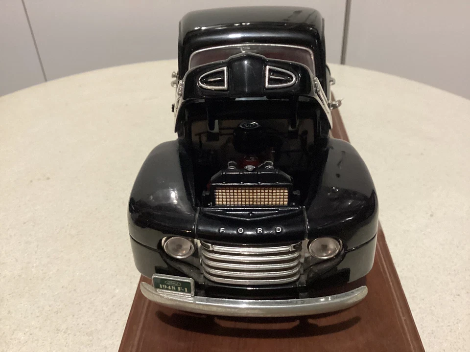 Ford F1 1948 - camioneta pickup negra de Jim Beam sobre soporte de madera. ¡Vintage! Foto 4 de 4