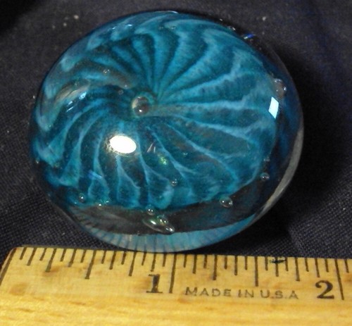 Glas Briefbeschwerer Wirbelmuster tiefblau Farbe unsigniert - Bild 2 von 4