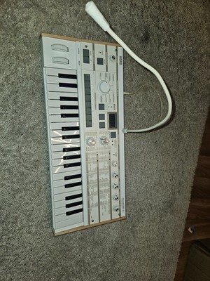 Korg microKORG S Synthesizer - Weiß, Ladegerät dabei