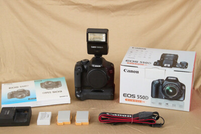 Canon EOS 550D Kamera nur 5600 Auslösungen + Speedlite Blitz + Batteriegriff 650