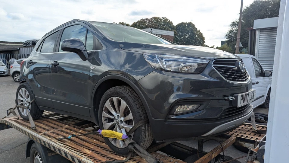 VAUXHALL MOKKA X DOOR LOWER TRIM MOULDING FRONT RIGHT   J13 (2016-2019) - Image 4 of 4