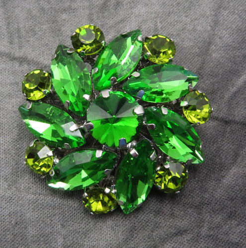 Vintage Strass Brosche Anstecknadel grün facettiert Kristall Silber Wirbel 1,5 Zoll 201c