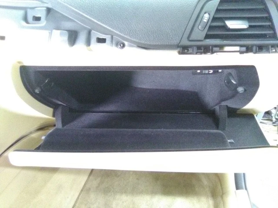 15 BMW 320i Glove Box - Image 2 of 4