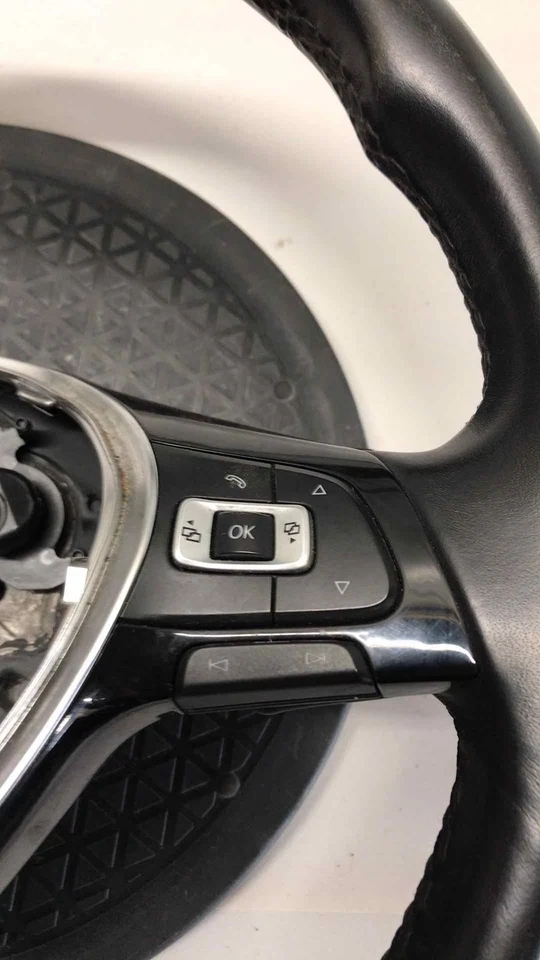 16-19 VW PASSAT Steering Wheel BLACK LEATHER W/ TRIPTRONIC W/ VOICE CONTROL Foto 2 de 4