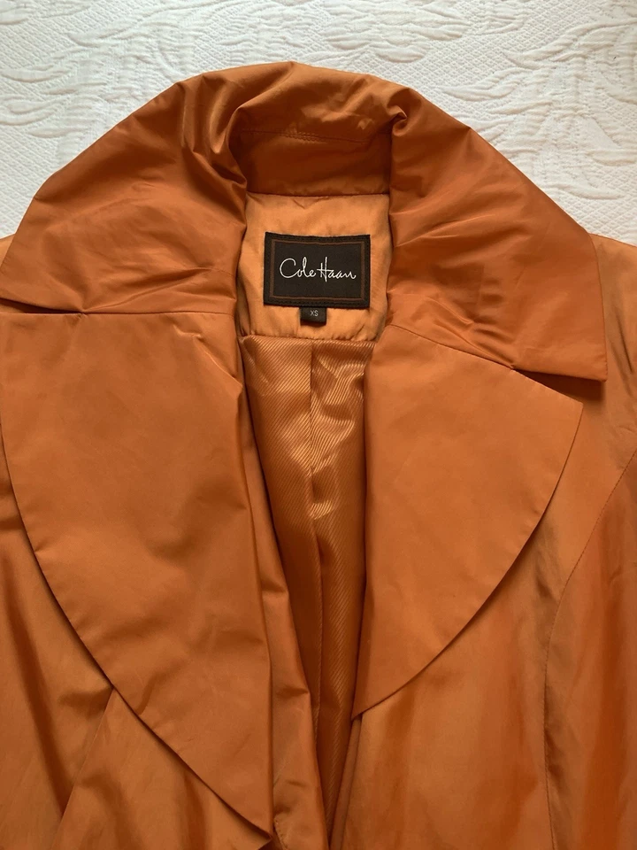 Gabardina Cole Haan talla XS de un solo pecho con volantes de nailon mandarina - SIN CINTURÓN Foto 3 de 4