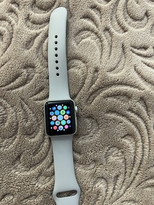 Apple Watch Series 3 38mm Aluminiumgehäuse Silber Sportarmband Grau S M