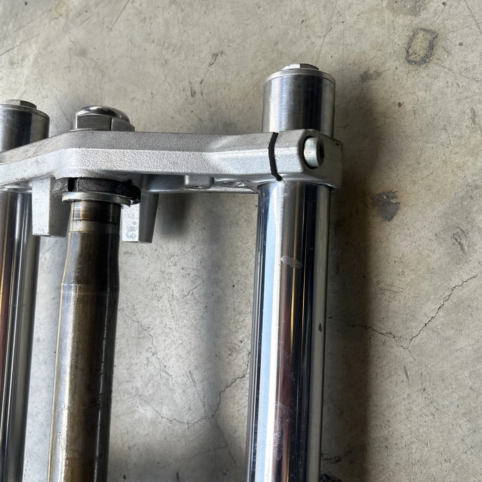 Horquillas delanteras rectas Suzuki GW250 2013-2017 Inazuma OEM con triple árbol Foto 3 de 4