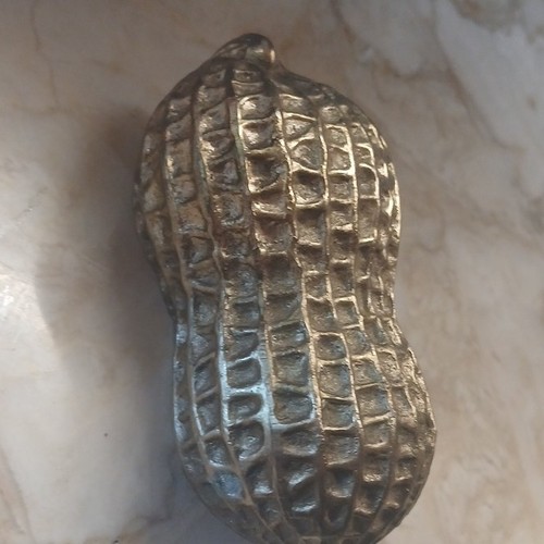Fermacarte a forma di arachide in metallo tono argento con base in feltro verde - Foto 3 di 5