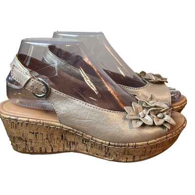 Women s 7 Bjorndal Daphne Gold Wedge Sandals Leather Strappy Shoes Flowers
