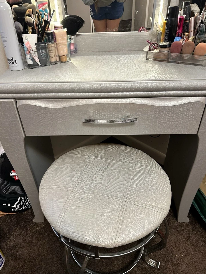 Juego de dormitorio con tocador iluminado Foto 2 de 4