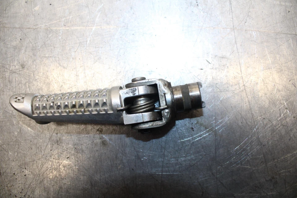 2002 Suzuki GSXR1000 ЛЕВАЯ ПЕРЕДНЯЯ ОПОРА ДЛЯ НОГ КОЛЫШЕК ШАГ 43526-35F00 BB73 - Изображение 3 из 4