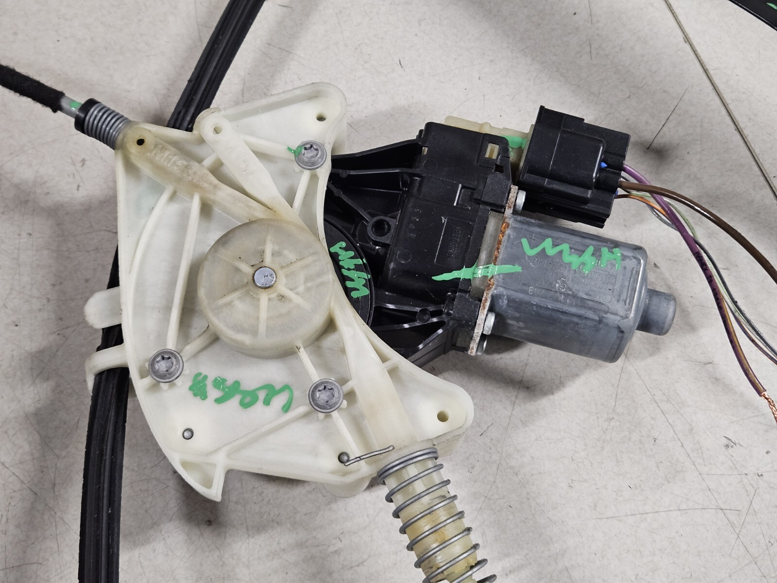2014-17 Maserati Gihbli Passenger Front Window Regulator Motor Track OEM Tested