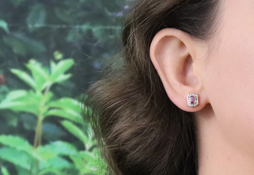 Pendientes de diamantes y rubíes naturales de oro amarillo de 10 k de 3/8" x 1/4" pulgadas Foto 3 de 4