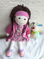 HABA Puppe 38 cm Paola Stoffpuppe brünett mit HABA Plüschhase zum Aufziehen