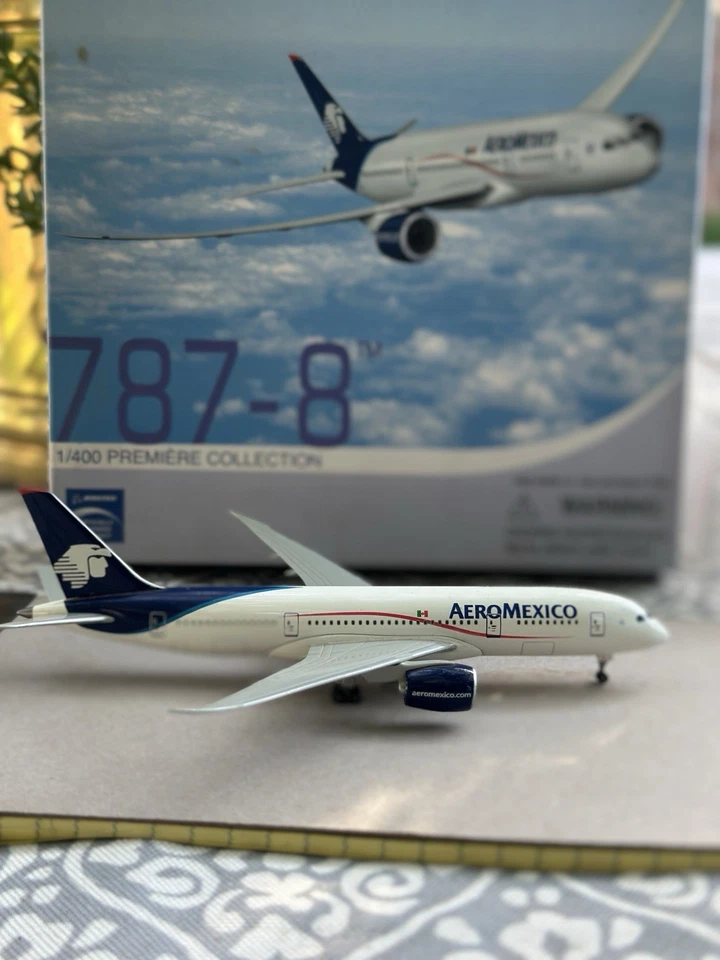 Модель самолета Aeromexico 787-8 Dragon Wings масштаб 1:400 - Изображение 2 из 4