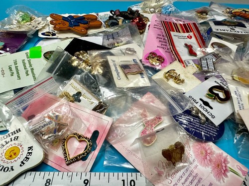 Vintage & Modern Nos Brooches & Pin's Resale Bulk Lot, Junk Drawer Grab Bag - Picture 8 of 18