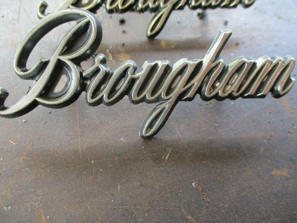 73 74 75 76 PLYMOUTH SCAMP BROUGHAM PANEL VELA TRASERA EMBLEMAS FABRICANTE DE EQUIPOS ORIGINALES PAR TODOS LOS PINES Foto 2 de 4