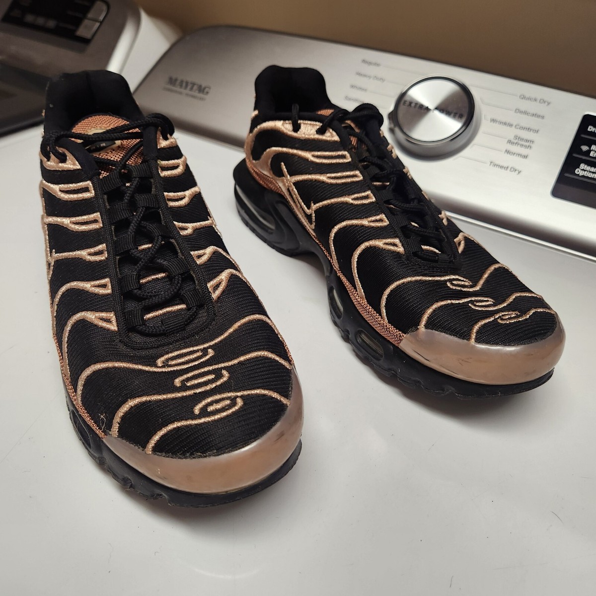 black and blue nike 270